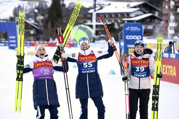 Sport Themen der Woche KW01 Sport Bilder des Tages Winner Astrid Öyre Slind of Norway (C), second placed Therese Johaug of Norway and third placed Kerttu Niskanen of Finland (R) cheer after competing in women s cross-country skiing 20km free style competition of the FIS Tour de Ski event in Toblach, Italy on December 31, 2024. Toblach Italy LKFTJK20241231171711BLOW  Copyright: xEmmixKorhonenx LKFTJK20241231171711BLOW