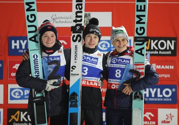 Sport Themen der Woche KW01 Sport Bilder des Tages Garmisch-Partenkirchen, Deutschland, 31. Dezember 2024: Two Nights Tour, FIS Skisprung Weltcup Damen, Skispringen, Garmisch-Partenkirchen, Olympiaschanze Siegerehrung, Siegespodest 1. PREVC Nika (SLO) 2. KVANDAL Eirin Maria (NOR) 3. PINKELNIG Eva (AUT) *** Garmisch Partenkirchen, Germany, December 31, 2024 Two Nights Tour, FIS Ski Jumping World Cup Ladies, Ski Jumping, Garmisch Partenkirchen, Olympic Ski Jump Award Ceremony, podium 1 PREVC Nika SLO 2 KVANDAL Eirin Maria NOR 3 PINKELNIG Eva AUT