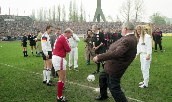 26.03.90 Dresden Fussball Gala Deutschland, Dresden, 26.03.1990, Fussball, Dresden Fussball Gala: v.l. Franz Beckenbauer, Fritz Walter, Bobby Charlton, Walter Eschweiler, Helmut Kohl, Veronika Fischer. *** 26 03 90 Dresden Football Gala Germany, Dresden, 26 03 1990, Football, Dresden Football Gala f l Franz Beckenbauer, Fritz Walter, Bobby Charlton, Walter Eschweiler, Helmut Kohl, Veronika Fischer