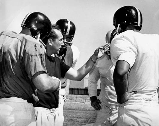 Archivbilder der Woche SPORT KW01 Obituary for Al Davis Then-coach Al Davis instructs his players during training in 1964. Davis, who enjoyed a 60-year career in football, died Saturday, October 8, 2011. He was 82. (Jim Edelen Oakland Tribune MCT) OAKLAND CA USA EDITORIAL USE ONLY Copyright: xx 1112398 JimxEdelenx krtphotoslive513769