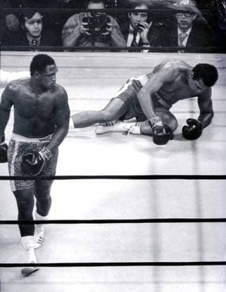 Joe Frazier s death In this 1971 file photo, Joe Frazier heads for a neutral corner, as a dazed Muhammad Ali struggles to stand during their heavyweight championship in New York City. Frazier, the former heavyweight champion, has died. He was 67. (Elwood P. Smith Philadelphia Daily News MCT) NEW YORK NY USA EDITORIAL USE ONLY Copyright: xx 1113806 ElwoodxP.xSmithx krtphotoslive520421