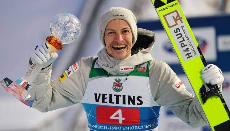 Bilder des Jahres 2025, Sport 01 Januar Sport Themen der Woche KW01 Sport Bilder des Tages Ski jumping, Skispringen, Ski, nordisch - FIS WC Garmisch Partenkirchen GARMISCH-PARTENKIRCHEN,GERMANY,01.JAN.25 - NORDIC SKIING, SKI JUMPING - FIS World Cup, Four Hills Tournament, large hill, men. Image shows the rejoicing of Gregor Deschwanden (SUI). Keywords: trophy.  GEPAxpictures xThomasxBachun