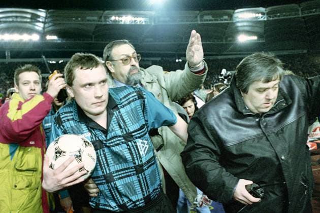 Archivbilder der Woche SPORT KW01 27.03.97 VfB Stuttgart - TSV 1860 München Deutschland, Stuttgart, 27.03.1997, Fussball, Bundesliga, VfB Stuttgart - TSV 1860 München (1:1): Frank Fleske (Schiedsrichter). *** 27 03 97 VfB Stuttgart TSV 1860 München Germany, Stuttgart, 27 03 1997, Soccer, Bundesliga, VfB Stuttgart TSV 1860 München 1 1 Frank Fleske Referee