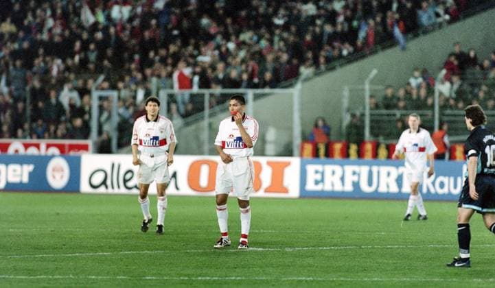Archivbilder der Woche SPORT KW01 27.03.97 VfB Stuttgart - TSV 1860 München Deutschland, Stuttgart, 27.03.1997, Fussball, Bundesliga, VfB Stuttgart - TSV 1860 München (1:1): Giovane Elber (VfB Stuttgart) Rotes Klebeband vor dem Mund Protest gegen Frank Fleske (Schiedsrichter). *** 27 03 97 VfB Stuttgart TSV 1860 München Germany, Stuttgart, 27 03 1997, Football, Bundesliga, VfB Stuttgart TSV 1860 München 1 1 Giovane Elber VfB Stuttgart Red tape in front of the mouth Protest against Frank Fleske Referee