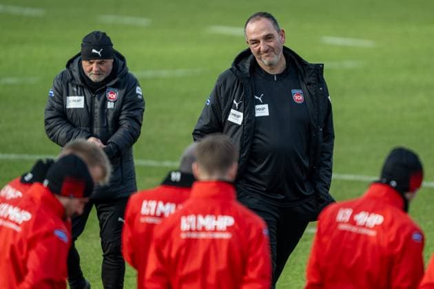 Sport Themen der Woche KW01 Sport Bilder des Tages Bernhard Raab , Co-Trainer (FC Heidenheim), Frank Schmidt (FC Heidenheim, Chef-Trainer), GER, FC Heidenheim, Fussball, Bundesliga, Trainingsauftakt, Winterpause, Spielzeit 2024 2025, 01.01.2025, Eibner-Pressefoto Sascha Walther GER, FC Heidenheim, Fussball, Bundesliga, Trainingsauftakt, Winterpause, Spielzeit 2024 2025, 01.01.2025 Heidenheim *** Bernhard Raab , Co Coach FC Heidenheim , Frank Schmidt FC Heidenheim, Head Coach , GER, FC Heidenheim, Football, Bundesliga, Training kick-off, Winter break, 2024 2025 season, 01 01 2025, Eibner Pressefoto Sascha Walther GER, FC Heidenheim, Football, Bundesliga, Training kick-off, Winter break, 2024 2025 season, 01 01 2025 Heidenheim Copyright: xEibner-Pressefotox EP_EER