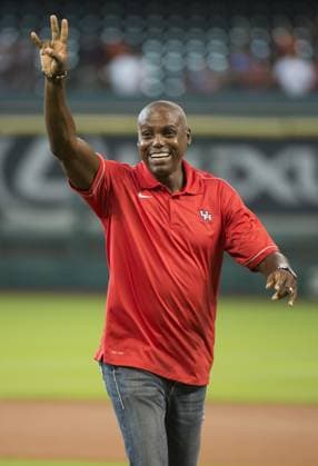 CARL LEWIS Former U.S. track and field superstar Carl Lewis waves to the crowd after throwing out the opening pitch as the Houston Astros host the Boston Red Sox in Houston, Texas, on Tuesday, August 6, 2013. (George Bridges MCT) Houston TX USA EDITORIAL USE ONLY Copyright: xx GeorgexBridgesx krtphotoslive630085