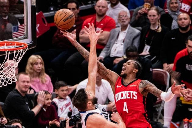 Sport Themen der Woche KW01 (250102) -- HOUSTON, Jan. 2, 2025 -- Jalen Green (R) of Houston Rockets lays up the ball during the 2024-2025 NBA, Basketball Herren, USA regular season match between Houston Rockets and Dallas Mavericks in Houston, Texas, the United States, Jan. 1, 2025. (Photo by Xinhua) (SP)U.S.-HOUSTON-BASKETBALL-NBA-MAVERICKS VS ROCKETS ChenxChen 