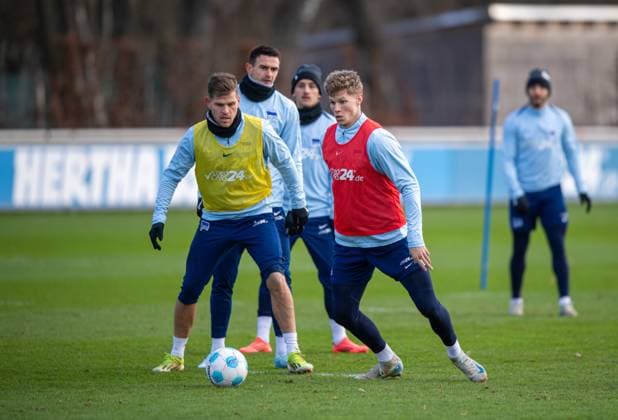 Fussball, Herren, Saison 2024 25, 2. Bundesliga, Hertha BSC, Training, v.l. Florian Niederlechner (Hertha BSC), Smail Prevljak (Hertha BSC), Luca Schuler (Hertha BSC), 02.01. 2025,
