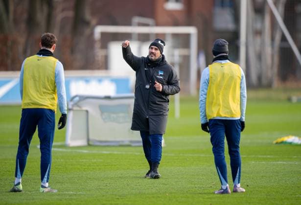Fussball, Herren, Saison 2024 25, 2. Bundesliga, Hertha BSC, Training, v.l. Pascal Klemens (Hertha BSC), Trainer Cristian Fiel (Hertha BSC), Jon Dagur Thorsteinsson (Hertha BSC), 02.01. 2025,