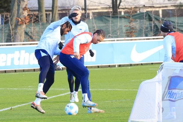 DEU, DFL, 2. FBL Hertha BSC, Training, 02.01.2025, Sportforum, Berlin, DEU, DFL, 2. FBL Hertha BSC, Training, im Bild Deyovaisio Zeefuik (Hertha BSC Berlin 42), Derry Scherhant (Hertha BSC Berlin 39), Marten Winkler (Hertha BSC Berlin 22) DFL - regulations prohibit any use of Photographs as image sequences and or quasi-video Foto: Juergen Engler nordphoto GmbH nordphotoxGmbHx xEngler nph00076