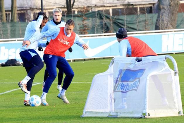 DEU, DFL, 2. FBL Hertha BSC, Training, 02.01.2025, Sportforum, Berlin, DEU, DFL, 2. FBL Hertha BSC, Training, im Bild Deyovaisio Zeefuik (Hertha BSC Berlin 42), Derry Scherhant (Hertha BSC Berlin 39), Marten Winkler (Hertha BSC Berlin 22) DFL - regulations prohibit any use of Photographs as image sequences and or quasi-video Foto: Juergen Engler nordphoto GmbH