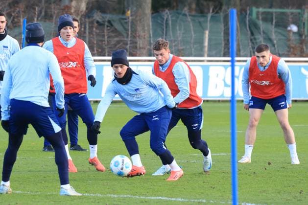 DEU, DFL, 2. FBL Hertha BSC, Training, 02.01.2025, Sportforum, Berlin, DEU, DFL, 2. FBL Hertha BSC, Training, im Bild Michal Karbownik (Hertha BSC Berlin 33), Michael Cuisance (Hertha BSC Berlin 27), Palko Dardai (Hertha BSC Berlin 20) DFL - regulations prohibit any use of Photographs as image sequences and or quasi-video Foto: Juergen Engler nordphoto GmbH