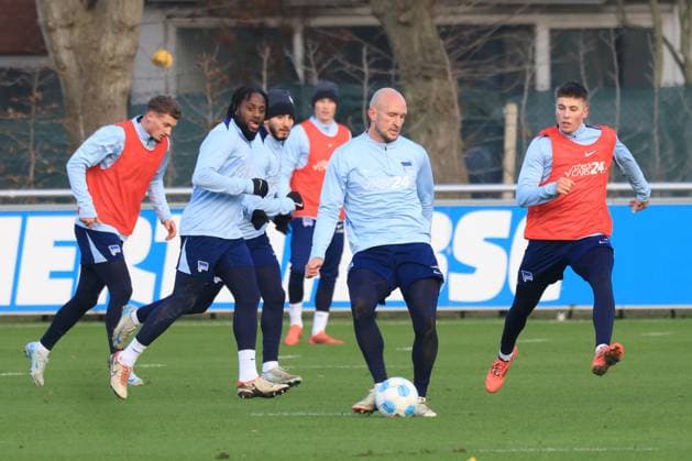 DEU, DFL, 2. FBL Hertha BSC, Training, 02.01.2025, Sportforum, Berlin, DEU, DFL, 2. FBL Hertha BSC, Training, im Bild Toni Leistner (Hertha BSC Berlin 37), Gustav Christensen (Hertha BSC Berlin 26) DFL - regulations prohibit any use of Photographs as image sequences and or quasi-video Foto: Juergen Engler nordphoto GmbH
