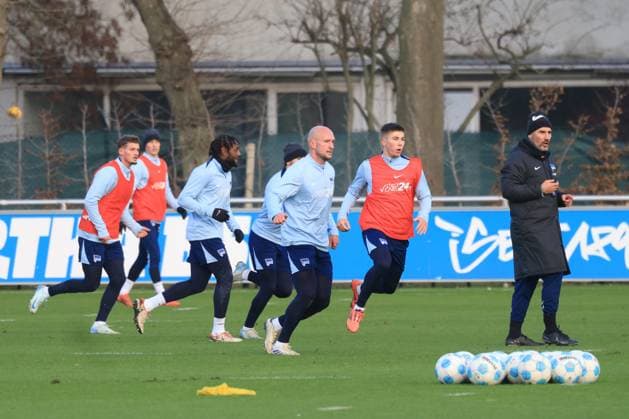 DEU, DFL, 2. FBL Hertha BSC, Training, 02.01.2025, Sportforum, Berlin, DEU, DFL, 2. FBL Hertha BSC, Training, im Bild Cheftrainer Cristian Fiel (Hertha BSC Berlin), Hertha-Spielerkreis, Toni Leistner (Hertha BSC Berlin 37) DFL - regulations prohibit any use of Photographs as image sequences and or quasi-video Foto: Juergen Engler nordphoto GmbH