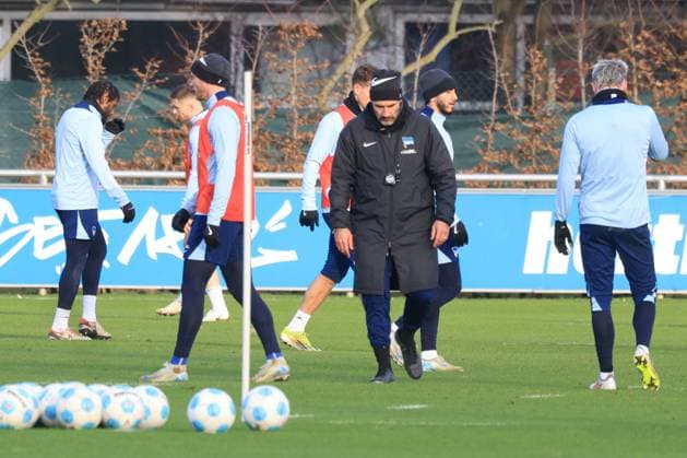 DEU, DFL, 2. FBL Hertha BSC, Training, 02.01.2025, Sportforum, Berlin, DEU, DFL, 2. FBL Hertha BSC, Training, im Bild Cheftrainer Cristian Fiel (Hertha BSC Berlin) DFL - regulations prohibit any use of Photographs as image sequences and or quasi-video Foto: Juergen Engler nordphoto GmbH