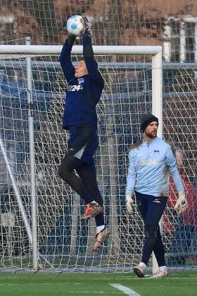 DEU, DFL, 2. FBL Hertha BSC, Training, 02.01.2025, Sportforum, Berlin, DEU, DFL, 2. FBL Hertha BSC, Training, im Bild Tjark Ernst (Hertha BSC Berlin 1), Marius Gersbeck (Hertha BSC Berlin 35) DFL - regulations prohibit any use of Photographs as image sequences and or quasi-video Foto: Juergen Engler nordphoto GmbH