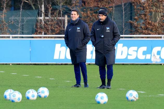 DEU, DFL, 2. FBL Hertha BSC, Training, 02.01.2025, Sportforum, Berlin, DEU, DFL, 2. FBL Hertha BSC, Training, im Bild Cheftrainer Cristian Fiel (Hertha BSC Berlin), Co-Trainer Jaime Monroy (Hertha BSC Berlin) DFL - regulations prohibit any use of Photographs as image sequences and or quasi-video Foto: Juergen Engler nordphoto GmbH *** DEU, DFL, 2 FBL Hertha BSC, Training, 02 01 2025, Sportforum, Berlin, DEU, DFL, 2 FBL Hertha BSC, Training, im Bild Cheftrainer Cristian Fiel Hertha BSC Berlin , Co Trainer Jaime Monroy Hertha BSC Berlin DFL regulations prohibit any use of Photographs as image sequences and or quasi video Foto Juergen Engler nordphoto GmbH nordphotoxGmbHx xEngler nph00076