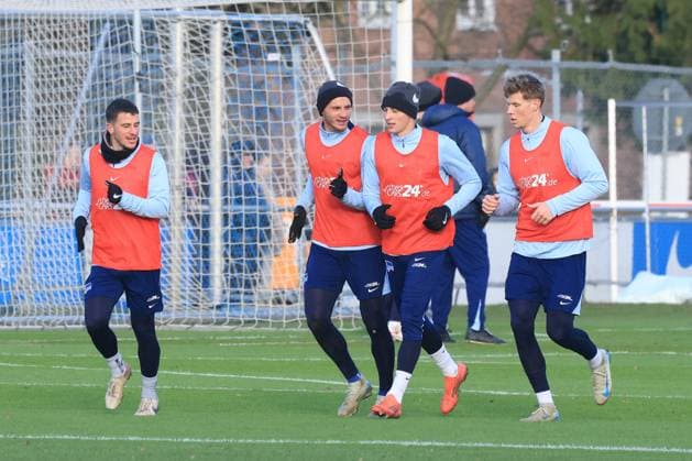 DEU, DFL, 2. FBL Hertha BSC, Training, 02.01.2025, Sportforum, Berlin, DEU, DFL, 2. FBL Hertha BSC, Training, im Bild Hertha-Spielerkreis, Diego Demme (Hertha BSC Berlin 6), Marton Dardai (Hertha BSC Berlin 31), Palko Dardai (Hertha BSC Berlin 20), Luca Schuler (Hertha BSC Berlin 18) DFL - regulations prohibit any use of Photographs as image sequences and or quasi-video Foto: Juergen Engler nordphoto GmbH