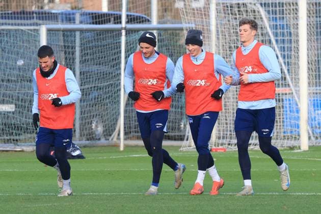 DEU, DFL, 2. FBL Hertha BSC, Training, 02.01.2025, Sportforum, Berlin, DEU, DFL, 2. FBL Hertha BSC, Training, im Bild Hertha-Spielerkreis, Diego Demme (Hertha BSC Berlin 6), Marton Dardai (Hertha BSC Berlin 31), Palko Dardai (Hertha BSC Berlin 20), Luca Schuler (Hertha BSC Berlin 18) DFL - regulations prohibit any use of Photographs as image sequences and or quasi-video Foto: Juergen Engler nordphoto GmbH