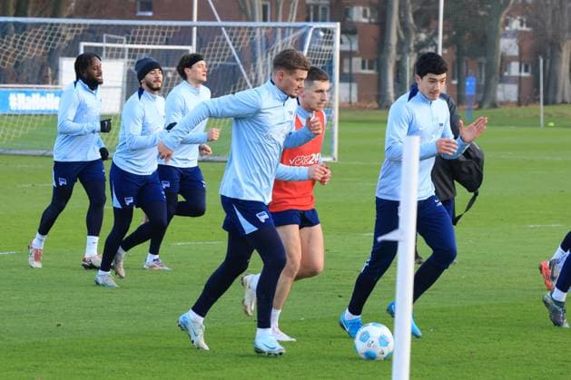 DEU, DFL, 2. FBL Hertha BSC, Training, 02.01.2025, Sportforum, Berlin, DEU, DFL, 2. FBL Hertha BSC, Training, im Bild Hertha-Spielerkreis, Michael Cuisance (Hertha BSC Berlin 27), Jonjoe Kenny (Hertha BSC Berlin 16), Ibrahim Maza (Hertha BSC Berlin 10) DFL - regulations prohibit any use of Photographs as image sequences and or quasi-video Foto: Juergen Engler nordphoto GmbH
