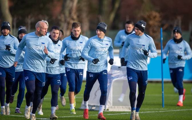 Fussball, Herren, Saison 2024 25, 2. Bundesliga, Hertha BSC, Training, v.l. Toni Leistner (Hertha BSC), Diego Demme (Hertha BSC), Florian Niederlechner (Hertha BSC), Palko Dardai (Hertha BSC), Marton Dardai (Hertha BSC), 02.01. 2025,