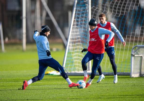 Fussball, Herren, Saison 2024 25, 2. Bundesliga, Hertha BSC, Training, v.l. Michal Karbownik (Hertha BSC), Palko Dardai (Hertha BSC), 02.01. 2025,