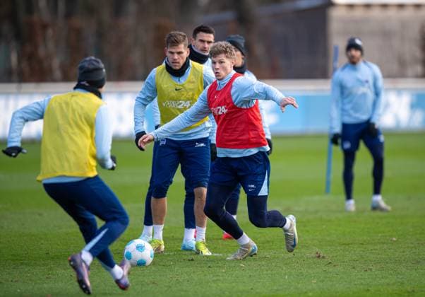 Fussball, Herren, Saison 2024 25, 2. Bundesliga, Hertha BSC, Training, v.l. Florian Niederlechner (Hertha BSC), Luca Schuler (Hertha BSC), 02.01. 2025,