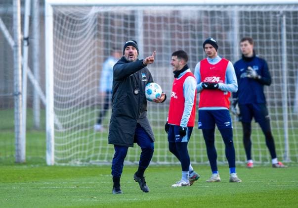 Fussball, Herren, Saison 2024 25, 2. Bundesliga, Hertha BSC, Training, v.l. Trainer Cristian Fiel (Hertha BSC), Diego Demme (Hertha BSC), Marton Dardai (Hertha BSC), Torhüter Tjark Ernst (Hertha BSC), 02.01. 2025,