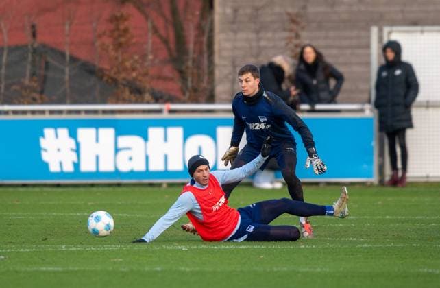 Fussball, Herren, Saison 2024 25, 2. Bundesliga, Hertha BSC, Training, v.l. Marton Dardai (Hertha BSC), Torhüter Tjark Ernst (Hertha BSC), 02.01. 2025,