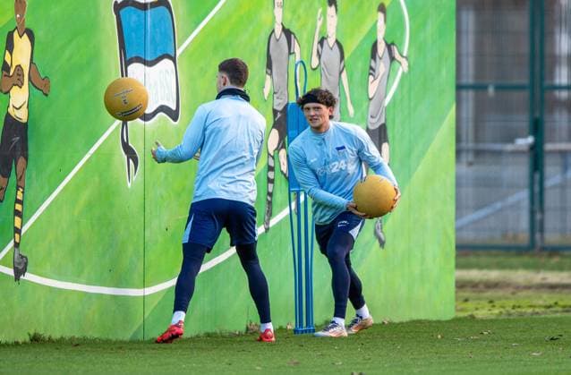 Fussball, Herren, Saison 2024 25, 2. Bundesliga, Hertha BSC, Training, v.l. Linus Gechter (Hertha BSC), Fabian Reese (Hertha BSC), 02.01. 2025,