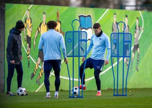 Fussball, Herren, Saison 2024 25, 2. Bundesliga, Hertha BSC, Training, v.l. Athletiktrainer Hendrik Vieth (Hertha BSC), Fabian Reese (Hertha BSC), Linus Gechter (Hertha BSC), 02.01. 2025,