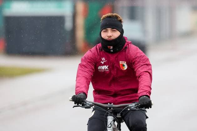 Ruben Vargas 16 (FC Augsburg) kommt mit dem Fahrrad zum Training, Training FC Augsburg, Fussball, 1. Bundesliga, 02.01.2025 Augsburg Bayern Deutschland