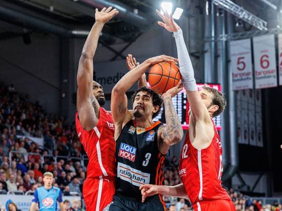 Sport Themen der Woche KW01 Sport Bilder des Tages Kyle Lofton (Bamberg Baskets, 00), Marcio Santos (ratiopharm Ulm, 03), Brandon Horvath (Bamberg Baskets, 12), Bamberg Baskets vs. ratiopharm Ulm, Basketball, easyCredit BBL, 3. Spieltag, 02.01.2025 Bamberg Baskets vs. ratiopharm Ulm, Basketball, easyCredit BBL, 3. Spieltag, 02.01.2025 Bamberg *** Kyle Lofton Bamberg Baskets, 00 , Marcio Santos ratiopharm Ulm, 03 , Brandon Horvath Bamberg Baskets, 12 , Bamberg Baskets vs ratiopharm Ulm, Basketball, easyCredit BBL, Matchday 3, 02 01 2025 Bamberg Baskets vs ratiopharm Ulm, Basketball, easyCredit BBL, Matchday 3, 02 01 2025 Bamberg Copyright: xEibner-Pressefoto G.xSantemizx EP_EER