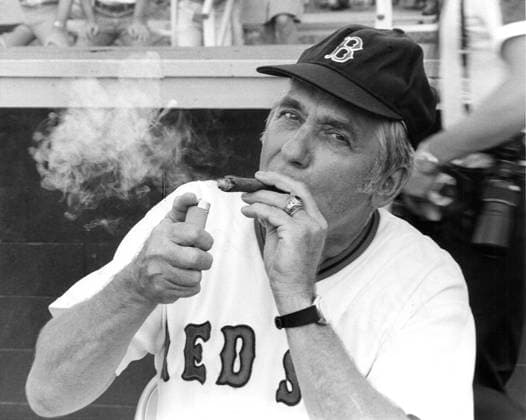Archivbilder der Woche SPORT KW01 congressional baseball game UNITED STATES - 1975: Silvio O. Conte, R-Mass., lights a victory cigar after Republicans won the 1975 Congressional Baseball game. (Pen Wilson CQ Roll Call File Photo) Washington DC United States EDITORIAL USE ONLY Copyright: x x2014xCQ-RollxCall,xInc.x CongressionalxQuarterlyx rollcallpix084435