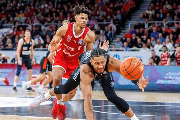 Sport Themen der Woche KW01 Sport Bilder des Tages Gabriel Kuku (Bamberg Baskets, 03), Karim Jallow (ratiopharm Ulm, 35), Bamberg Baskets vs. ratiopharm Ulm, Basketball, easyCredit BBL, 3. Spieltag, 02.01.2025 Bamberg Baskets vs. ratiopharm Ulm, Basketball, easyCredit BBL, 3. Spieltag, 02.01.2025 Bamberg *** Gabriel Kuku Bamberg Baskets, 03 , Karim Jallow ratiopharm Ulm, 35 , Bamberg Baskets vs ratiopharm Ulm, Basketball, easyCredit BBL, Matchday 3, 02 01 2025 Bamberg Baskets vs ratiopharm Ulm, Basketball, easyCredit BBL, Matchday 3, 02 01 2025 Bamberg Copyright: xEibner-Pressefoto G.xSantemizx EP_EER
