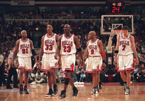 Archivbilder der Woche SPORT KW01 Chicago Bulls From left, Dennis Rodman, Scottie Pippen, Michael Jordan, Ron Harper and Toni Kukoc were big parts of Bulls teams that won three straight NBA, Basketball Herren, USA titles from 1996 to 1998. Jordan and Pippen were members of the first three-peat team, which won titles from 1991 to 1993. (Nuccio DiNuzzo Chicago Tribune TNS) CHICAGO IL USA EDITORIAL USE ONLY Copyright: xx NUCCIOxDINUZZOx krtphotoslive711646