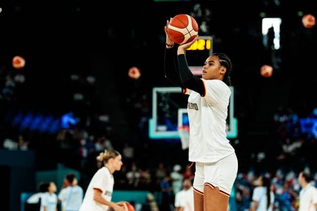 FRA, Paris, Olympischen Spiele Paris 2024, (07.08.2024, Basketball Damen Viertelfinale Deutschland - Frankreich, Bercy Arena) Satou Sabally (Deutschland, 0) im Warm Up im Wurf *** FRA, Paris, Olympic Games Paris 2024, 07 08 2024, Basketball Women Quarterfinals Germany France, Bercy Arena Satou Sabally Germany, 0 in Warm Up in the throw Copyright: HMBxMedia SteffiexWunderl