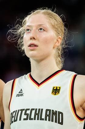 FRA, Paris, Olympischen Spiele Paris 2024, (07.08.2024, Basketball Damen Viertelfinale Deutschland - Frankreich, Bercy Arena) Frida Bühner (Deutschland, 20) während der Hymne *** FRA, Paris, Olympic Games Paris 2024, 07 08 2024, Basketball Women Quarterfinals Germany France, Bercy Arena Frida Bühner Germany, 20 during the anthem Copyright: HMBxMedia SteffiexWunderl