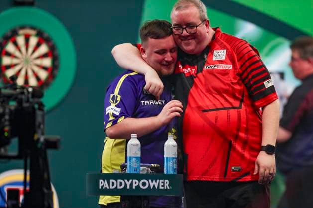 Sport Themen der Woche KW01 Sport Bilder des Tages Paddy Power World Darts Championship Luke Littler celebrates and gestures with Stephen Bunting after winning the match during the Paddy Power World Darts Championship Semi-Final between Stephen Bunting and Luke Littler at Alexandra Palace, London, England, United Kingdom on 2 January 2025 Editorial use only. All images are copyright Every Second Media Limited. No images may be reproduced without prior permission. Copyright: xIMAGO EveryxSecondxMediax ESM-1272-0055