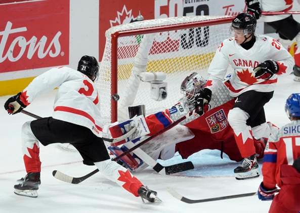 January 2, 2025, Ottawa, On, CANADA: Czechia goaltender Michael Hrabel (30) reaches across the crease as Canada forward Calum Ritchie (21) shoots with teammate Easton Cowan (27) looking on during second period IIHF World Junior Hockey Championship quarterfinal action in Ottawa, Thursday, Jan. 2, 2025. Easton Cowan Calum Ritchie Michael Hrabel  - ZUMAc35_ 20250102_zaf_c35_065 Copyright: xAdrianxWyldx