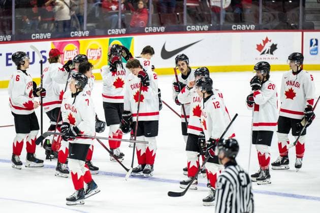 250103 Players of Canada look dejected after the 2025 IIHF World Junior Championship quarterfinal game between Czech Republic and Canada on January 3, 2025 in Ottawa. Photo: Mathias Bergeld BILDBYRAN kod MB MB1042 ishockey Ice hockey, Eishockey jvm junior-vm u20 2025 iihf world junior championship world juniors kvartsfinal quarterfinal quarterfinals tjeckien czech republic canada kanada 8 bbeng depp Copyright: MATHIASxBERGELD BB250103MB021