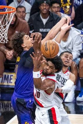 Sport Themen der Woche KW01 Sport Bilder des Tages January 2, 2025, Los Angeles, California, USA: Los Angeles Lakers Jaxson Hayes 11 fights for rebound against Portland Trail Blazers Scoot Henderson 00 and Toumani Camara 33 during an NBA, Basketball Herren, USA basketball game at Crypto.com Arena on Thursday, Jan. 2, 2025 in Los Angeles. Los Angeles USA - ZUMAc68_ 20250102_zaf_c68_008 Copyright: xRingoxChiux