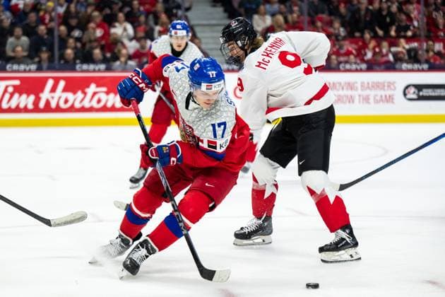 250103 Petr Sikora of Czech Republic and Gavin McKenna of Canada during the 2025 IIHF World Junior Championship quarterfinal game between Czech Republic and Canada on January 3, 2025 in Ottawa. Photo: Mathias Bergeld BILDBYRAN kod MB MB1042 ishockey Ice hockey, Eishockey jvm junior-vm u20 2025 iihf world junior championship world juniors kvartsfinal quarterfinal quarterfinals tjeckien czech republic canada kanada 8 bbeng Copyright: MATHIASxBERGELD BB250103MB043