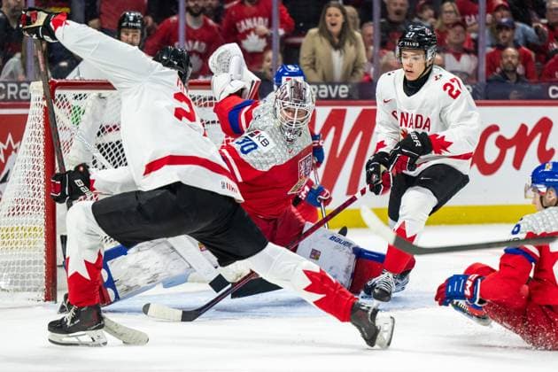 250103 Goaltender Michael Hrabal of Czech Republic and Easton Cowan of Canada during the 2025 IIHF World Junior Championship quarterfinal game between Czech Republic and Canada on January 3, 2025 in Ottawa. Photo: Mathias Bergeld BILDBYRAN kod MB MB1042 ishockey Ice hockey, Eishockey jvm junior-vm u20 2025 iihf world junior championship world juniors kvartsfinal quarterfinal quarterfinals tjeckien czech republic canada kanada 8 bbeng Copyright: MATHIASxBERGELD BB250103MB056