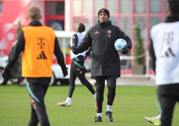 Sport Themen der Woche KW01 Sport Bilder des Tages München, Deutschland, 03. Januar 2025: Fussball, Herren, Saison 2024 2025, FC Bayern München, Säbener Strasse, Trainingsgelände, Training Vincent Kompany, Trainer (FC Bayern München) mit Ball unter dem Arm, spricht zur Mannschaft *** Munich, Germany, 03 January 2025 Soccer, Men, Season 2024 2025, FC Bayern Munich, Säbener Strasse, Training ground, Training Vincent Kompany, Coach FC Bayern Munich with ball under his arm, speaks to the team