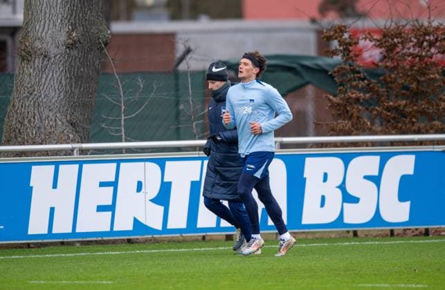 Fussball, Herren, Saison 2024 25, 2. Bundesliga, Hertha BSC, Training, v.l. Athletiktrainer Hendrik Vieth (Hertha BSC), Fabian Reese (Hertha BSC), 03.01. 2025,