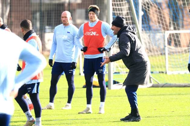 DEU, DFL, 2. FBL Hertha BSC, Training, 03.01.2025, Sportforum, Berlin, DEU, DFL, 2. FBL Hertha BSC, Training, im Bild Cheftrainer Cristian Fiel (Hertha BSC Berlin), Luca Schuler (Hertha BSC Berlin 18), Toni Leistner (Hertha BSC Berlin 37) DFL - regulations prohibit any use of Photographs as image sequences and or quasi-video Foto: Juergen Engler nordphoto GmbH