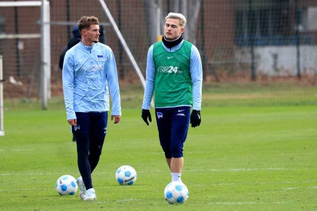 DEU, DFL, 2. FBL Hertha BSC, Training, 03.01.2025, Sportforum, Berlin, DEU, DFL, 2. FBL Hertha BSC, Training, im Bild Michael Cuisance (Hertha BSC Berlin 27), Marten Winkler (Hertha BSC Berlin 22) DFL - regulations prohibit any use of Photographs as image sequences and or quasi-video Foto: Juergen Engler nordphoto GmbH