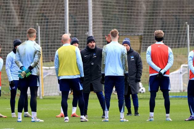DEU, DFL, 2. FBL Hertha BSC, Training, 03.01.2025, Sportforum, Berlin, DEU, DFL, 2. FBL Hertha BSC, Training, im Bild Cheftrainer Cristian Fiel (Hertha BSC Berlin), Hertha-Spielerkreis DFL - regulations prohibit any use of Photographs as image sequences and or quasi-video Foto: Juergen Engler nordphoto GmbH