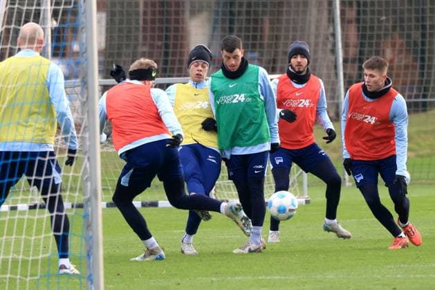 DEU, DFL, 2. FBL Hertha BSC, Training, 03.01.2025, Sportforum, Berlin, DEU, DFL, 2. FBL Hertha BSC, Training, im Bild Luca Schuler (Hertha BSC Berlin 18), Pascal Klemens (Hertha BSC Berlin 41), Derry Scherhant (Hertha BSC Berlin 39), Kevin Sessa (Hertha BSC Berlin 8), Gustav Christensen (Hertha BSC Berlin 26) DFL - regulations prohibit any use of Photographs as image sequences and or quasi-video Foto: Juergen Engler nordphoto GmbH